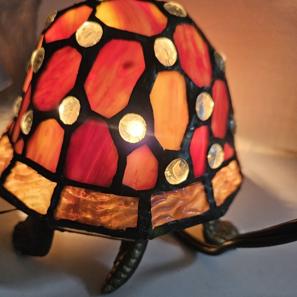 Dale Tiffany Spice Turtle Stained Glass Lamp - Picture 4 of 14
